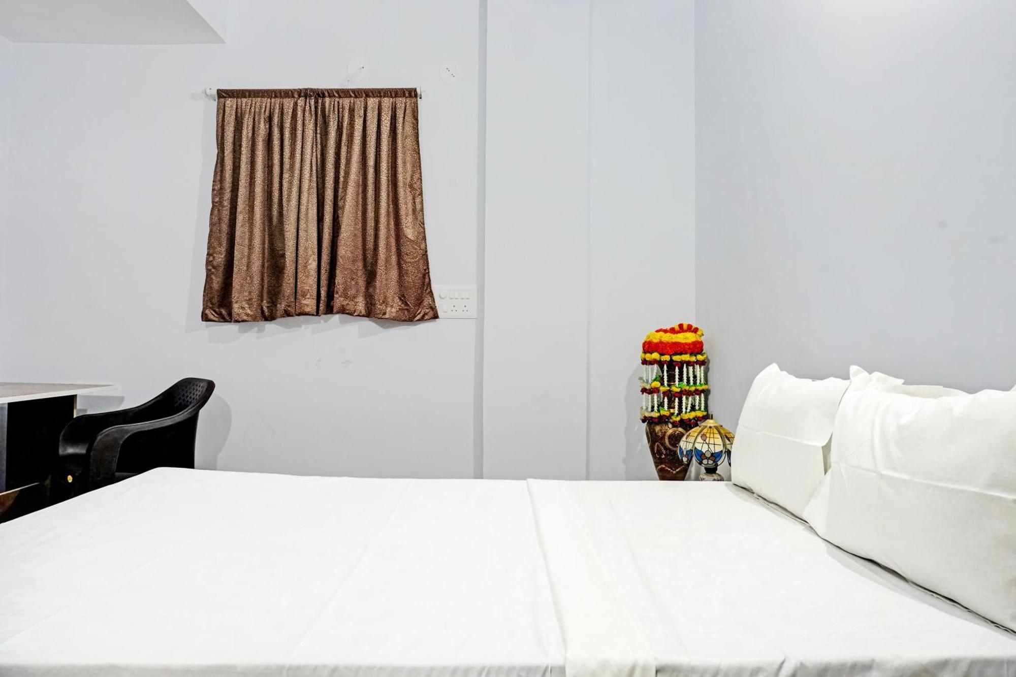 Oyo 820503 Lotus Lodge And Guest House Kharakvasla Exterior photo