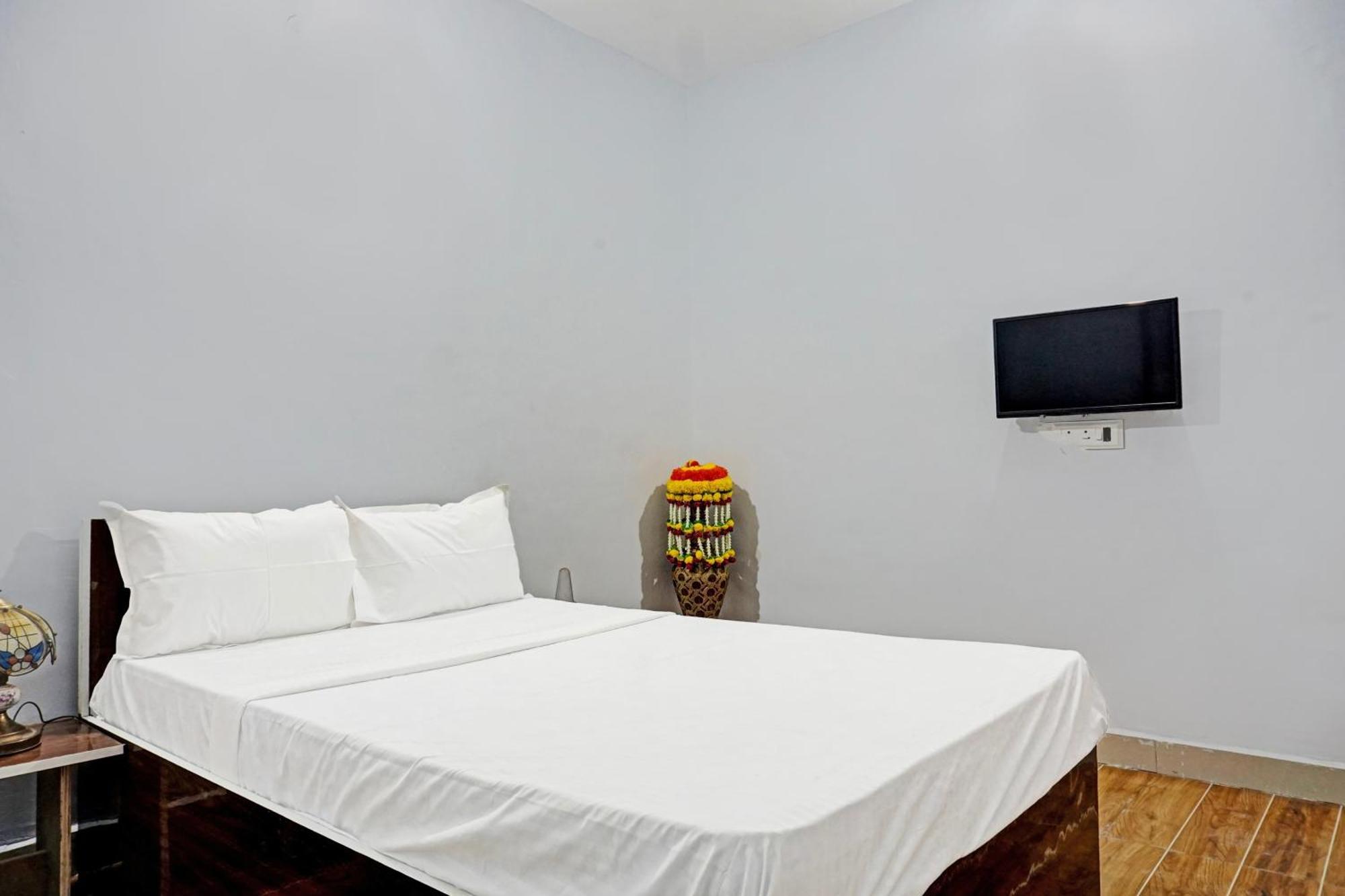 Oyo 820503 Lotus Lodge And Guest House Kharakvasla Exterior photo